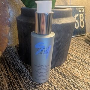 Monat Frizz fix smoothing primer